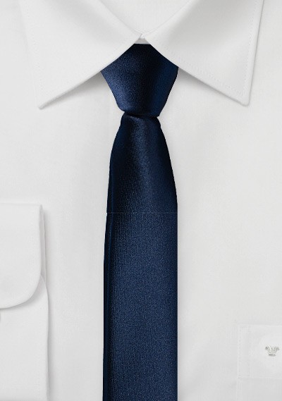 Extra schmal geformte Krawatte marineblau Extra schmal geformte Krawatte marineblau